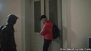 现场#1 视频: In a hot threesome grandma loves cunnilingus with ...