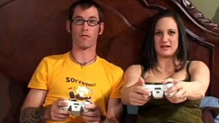 现场#2 视频: A nerd gets seduced by this cute brunette MILF and...