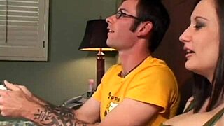 现场#3 视频: A nerd gets seduced by this cute brunette MILF and...
