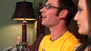 现场#4 视频: A nerd gets seduced by this cute brunette MILF and...